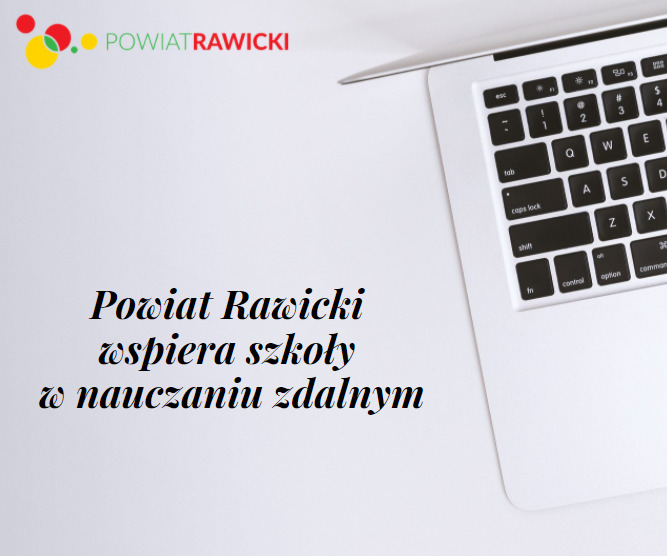 laptop po prawej stronie, w lewym górnym rogu logo powiatu rawickiego i tekst: Powiat Rawicki wspiera szkoły w nauczaniu zdalnym