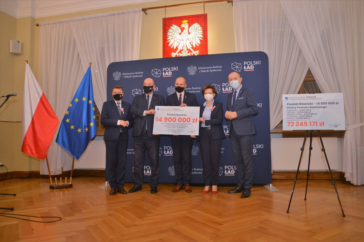 W dniu 8 listopada br. w Sali Portretowej rawickiego ratusza odbyła się konferencja prasowa z udziałem Minister Rodziny i Polityki Społecznej Marleny Maląg oraz Sekretarza Stanu w kancelarii Prezesa Rady Ministrów Jana Dziedziczaka.